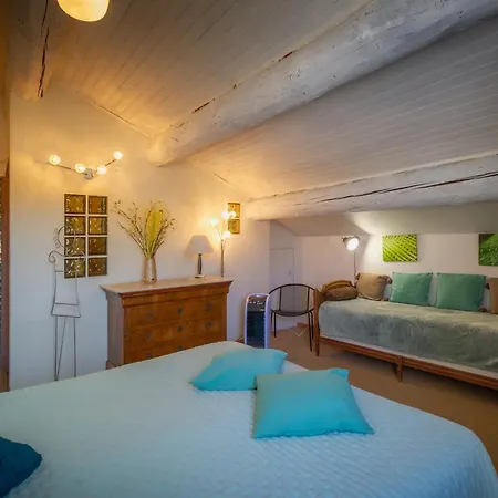 Logis De 3* Тавель
