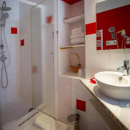 Logis De 3* Тавель