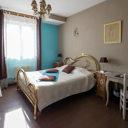 Logis De Отель Тавель