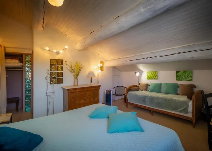 Logis De 3* Tavel